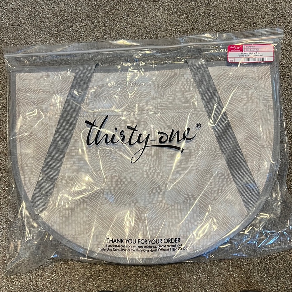 Thirty-One Round Utility Tote - BNIP